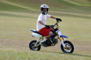 Un enfant sur une moto la Piwi 80 (Yamaha PW80)