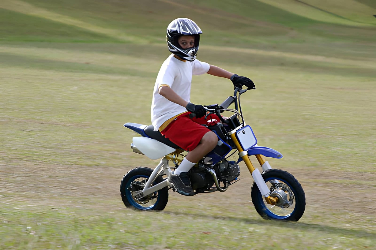 Un enfant sur une moto la Piwi 80 (Yamaha PW80)